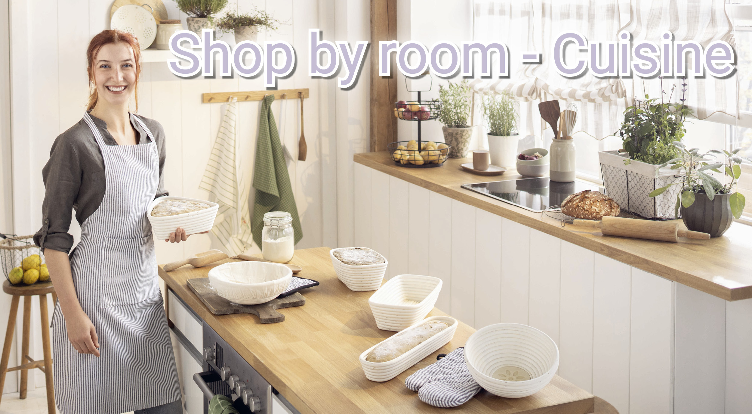 Décoration de cuisine : plan de travail en bois avec bols, ustensiles et plantes